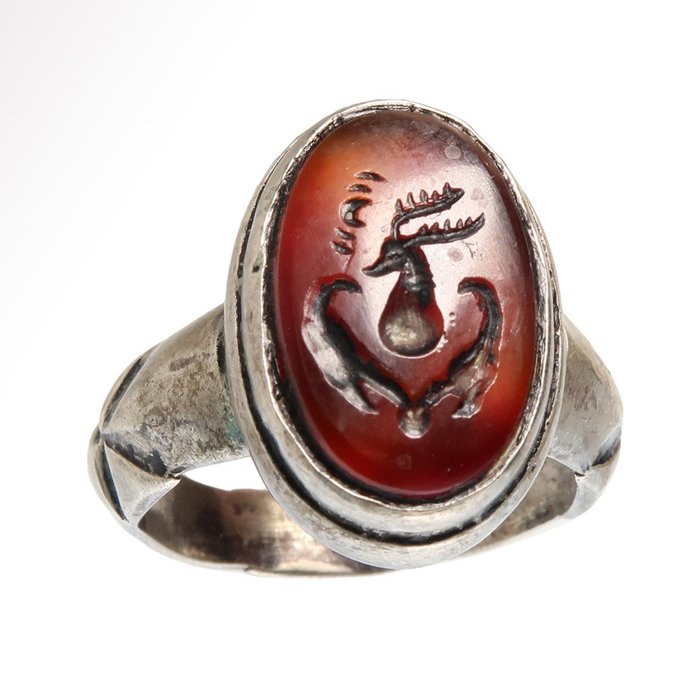 中世纪 银和玉髓 戒指、鹿和鸟