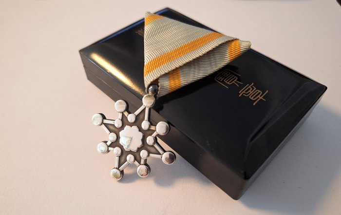 日本 - 陸軍／步兵 - 獎牌 - Order Of The Sacred Treasure 7th Class  with  silk ribbon and   lacuered special box with gold