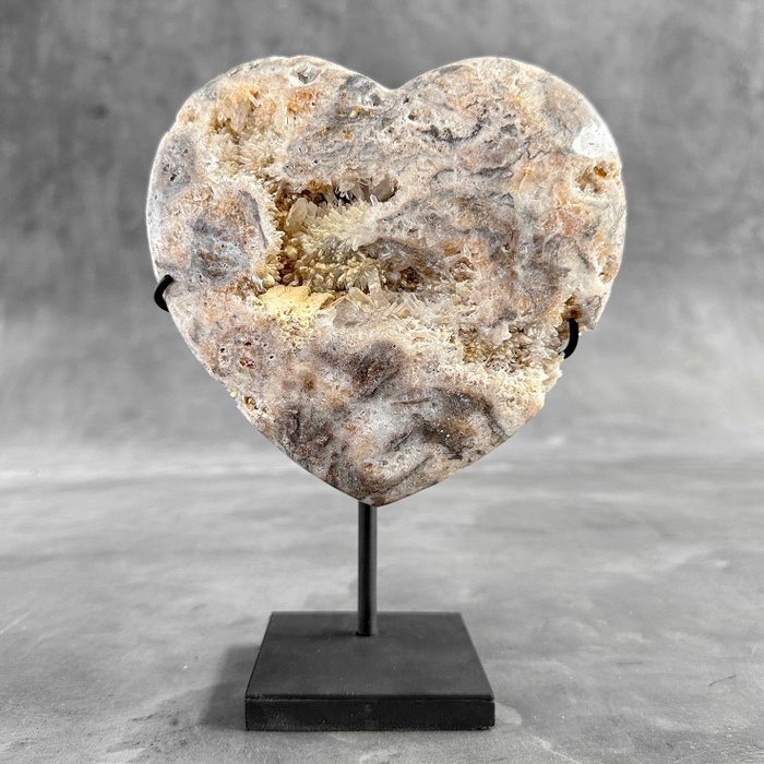 KEIN MINDESTPREIS - Wunderschöne Herzform aus gelbem massivem Kristall auf einem maßgefertigten Kristall - Höhe: 20 cm - Breite: 14 cm- 2000 g - (1)