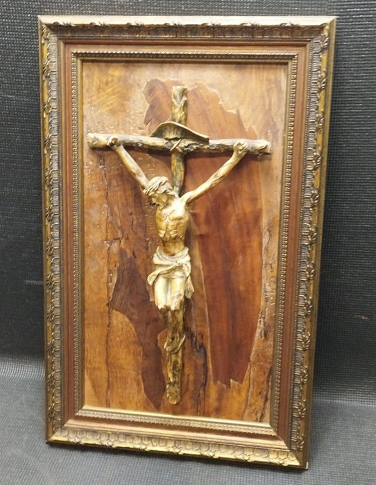 Crucifix (1) - bois et masse synthétique - 1950-1960