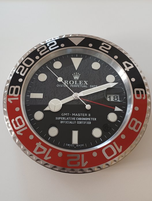 Wanduhr - Rolex GMT II Master-Händler sehen sich die Uhr an - Glas und Aluminium - 2020 und ff.
