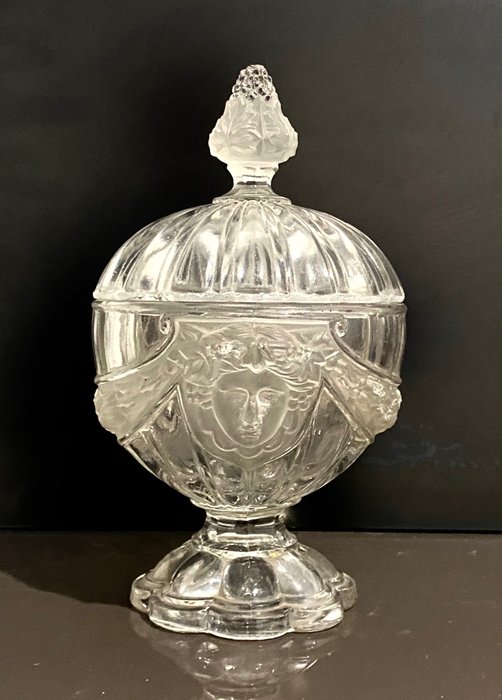 Baccarat - Vase balustre -  coupe à piédouche Moulée Tête Femme aux raisins  - Cristal