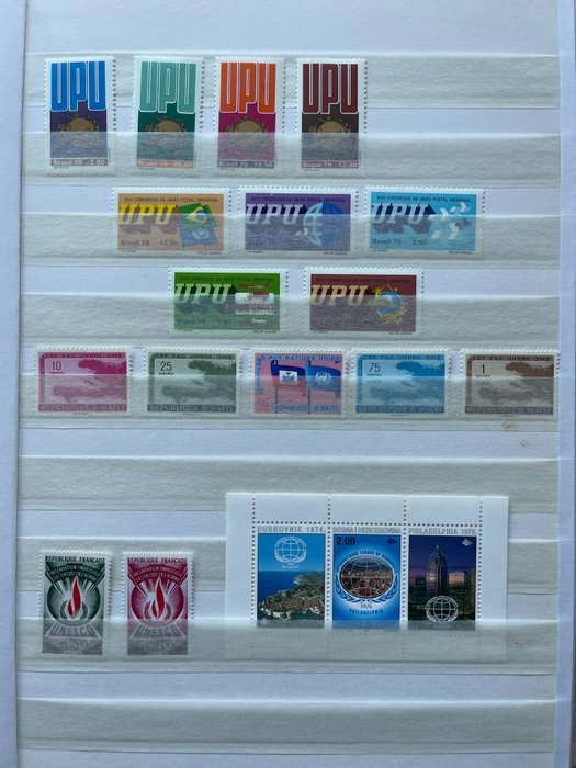 世界 1976/2006 - 2 本庫存冊中大量的郵票組和郵票張