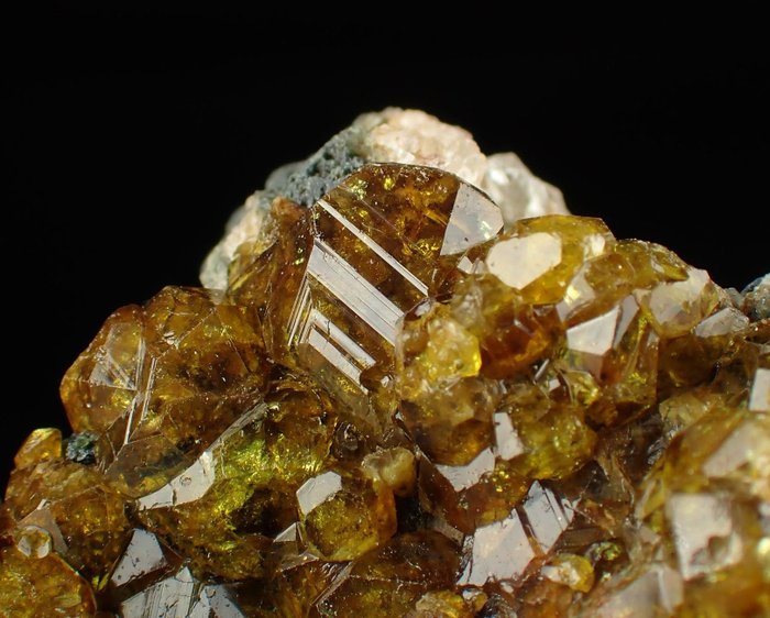 Granaatti var. Andradite erittäin kiiltävä Kristalli välimassassa - Korkeus: 37 mm - Leveys: 22 mm- 24 g