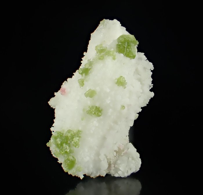 Ritka pargazitkristályok fluoreszkáló spinelkristályokkal Márványmátrixon - Magasság: 70 mm - Szélesség: 40 mm- 101 g