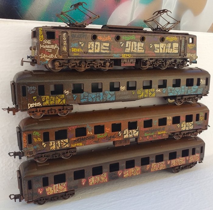 Jouef, Lima H0 - Personvagn för modelltåg (4) - alla 3 vagnarna och 1306-loket såg gamla och rostiga ut, förstörda med graffiti och taggar gjorda - DB, NS