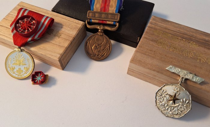 Giappone - Medaglia - WW2 Japanese Imperial Red Cross goldplated Medal 1941 with  silk ribbon, badgepin and woodrn box