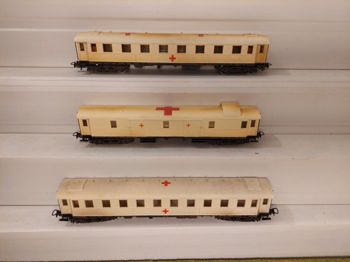Märklin H0 - 模型客運火車 (3) - 3 輛醫院火車車廂，已風化 - DRG