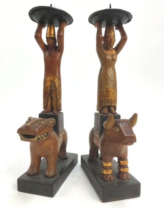 Figuur - Twee kandelaars uit polychroom hout gesneden met afbeeldingen van Egyptische figuren