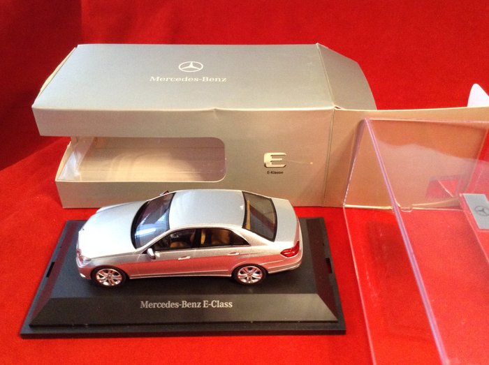 Schuco 1:43 - 1 - 模型賽車 - Mercedes Benz Promotional Modelcar - MB Dealership Box - 參考號#B6 696 0209 - 賓士 E-Class 轎車 2012 年