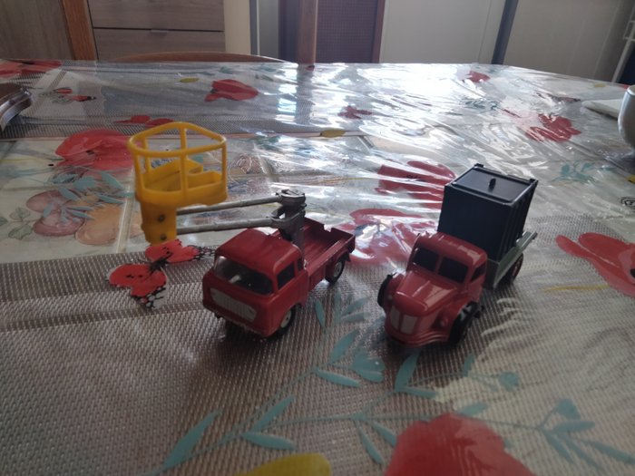 Corgy Toys, Atlas Dinky Toys 1/43.  1/50 - 3 - Modell lastbil - Berliet Plateau ref. 34, Corgi Toys Jeep FC-150 n. 478