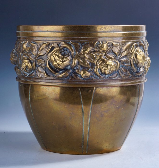 Jardinière - Art Deco Cache pot with stylistic floral decorations • ø 22.5 cm - Brass
