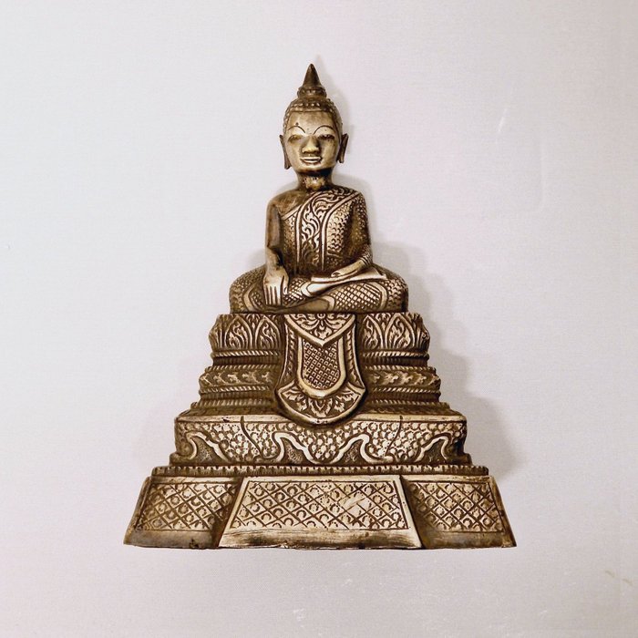 Alte Siamesen Silber Sitzender Buddha auf verziertem Thron - 18.7 cm