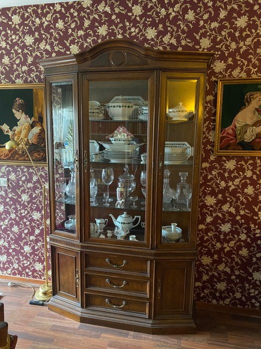 Drexel Heritage Tyron Manor Collection Walnut Country French 48" Lighted Display China Cabinet - Skap - Tre, Valnøtt
