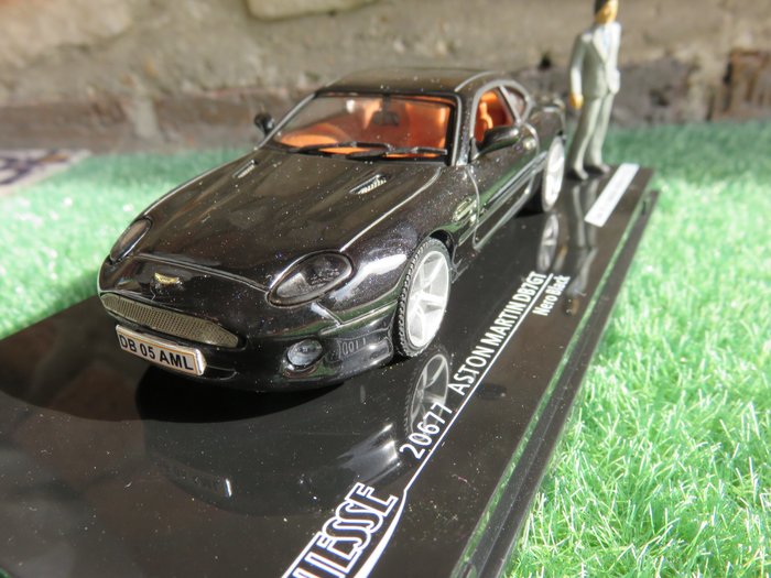 Vitesse 1:43 - 2 - Modellino di coupé - Aston-Martin DB7 GT en version ultra limitée à 888 exemplaires en noir métal - con la sua statuina in scala: Pezzo unico Hors Commerce