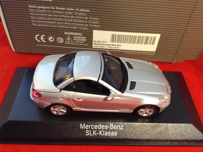 MiniChamps 1:43 - 1 - 模型運動車 - Mercedes Benz Promotional Modelcar - MB Dealership Box - 參考號#B6 696 1971- 梅賽德斯奔馳 SLK 敞篷車 2008 年 - 銀色