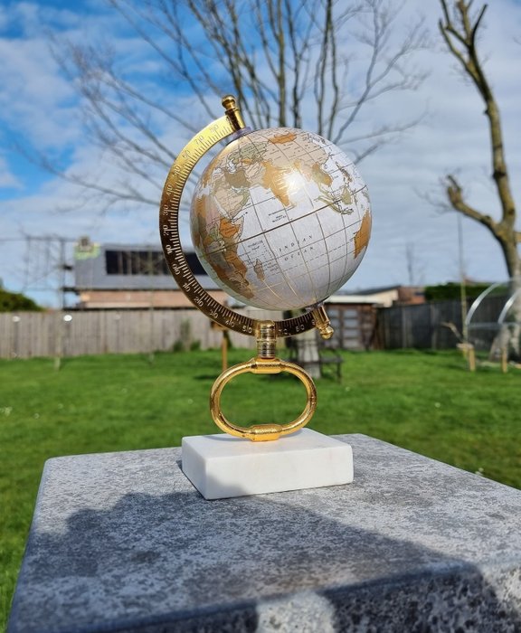 Zierornament - Chic Globe on Marble