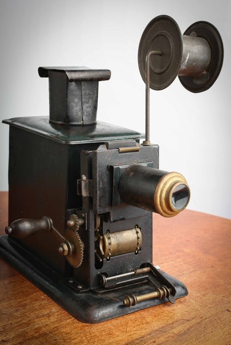 Lanterne Magique avec un objectif , une cheminée  et un porte film  vers 1890 Laterna magica