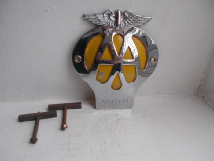Insigne AA Chrome on brass and enamel car badge with original fixings and brass rivets 1966 TO 1967 - Verenigd Koninkrijk - Eind 19e eeuw