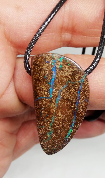 Underbar Boulder Opal. 37,65 carat Inget reservationspris. Smycken - Höjd: 39 mm - Bredd: 20 mm- 7.53 g