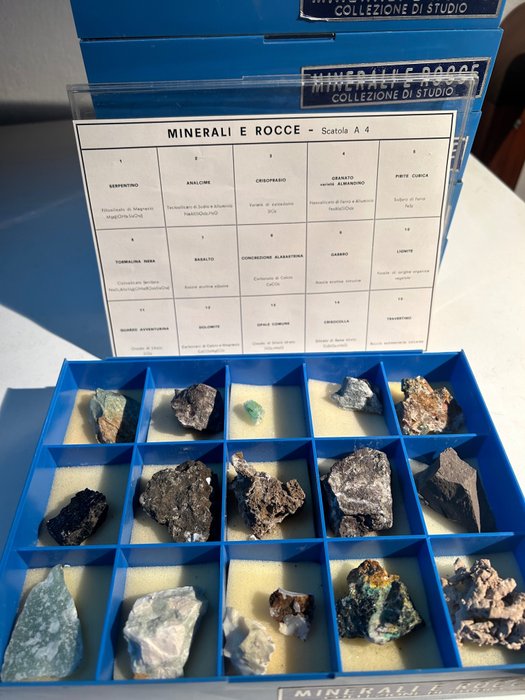 Colección temática - Colección de 90 minerales naturales con rubí, esmeralda, topacio y turquesa.