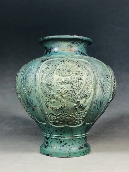 Vase - Schnitzereien der vier göttlichen Tiere – Takaoka Copperware 高岡銅器 Gegossenes Kupfer - Japan  (Ohne Mindestpreis)