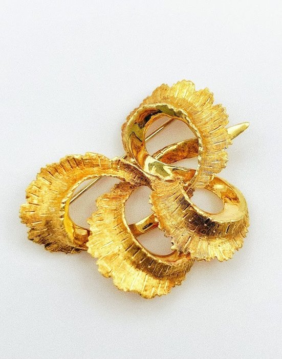 Brooch Vintage Italy 18K Stamped Hallmarked Diamond Cut Textured Ribbon Style Bow Yellow Gold Brooch 