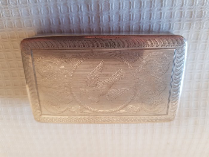 Hollandse Antieke Zilver Keuren. - 烟草盒 (1) - 古董荷兰银烟盒，盖子上刻有一只鸟。内部镀金。 - .833 银