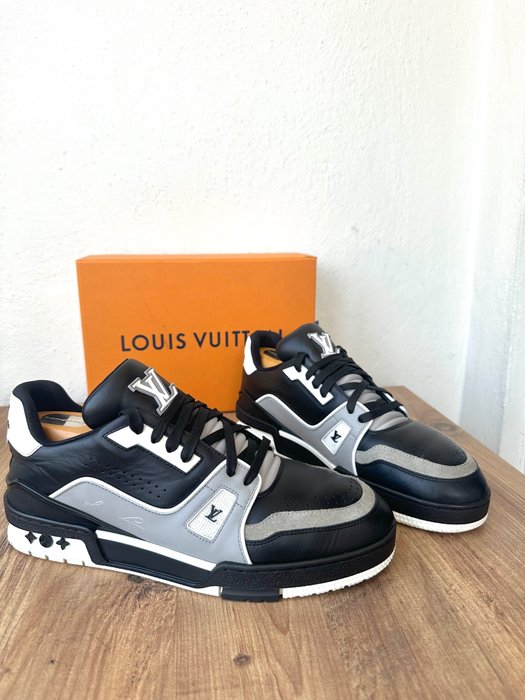 Louis Vuitton - Sneakers - Size: Shoes / EU 42, UK 8