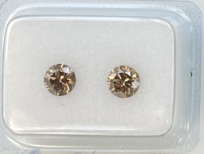 2 pcs 钻石 - 0.64 ct - 圆形, 明亮型 - N.F.O.brown - VS2 轻微内含二级