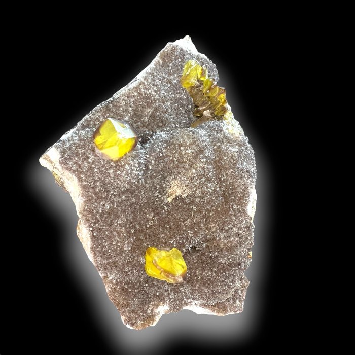 Azufre bituminoso sobre Aragonito Cristales sobre matriz- 640 g