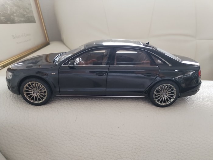 Kyosho 1:18 - Machetă mașină - Audi A8 W12 2010