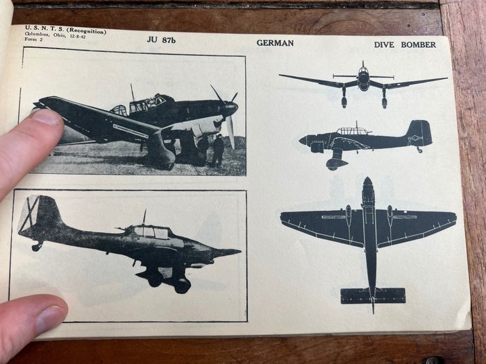 Verenigde Staten van Amerika - Official USAAF Aircraft Recognition Manual - for Allied pilots - P-51 Mustang - B-17 bomber - Dakota - Fockewulf FW190 - Messerschmitt - Spitfire - beautiful plates - 1942