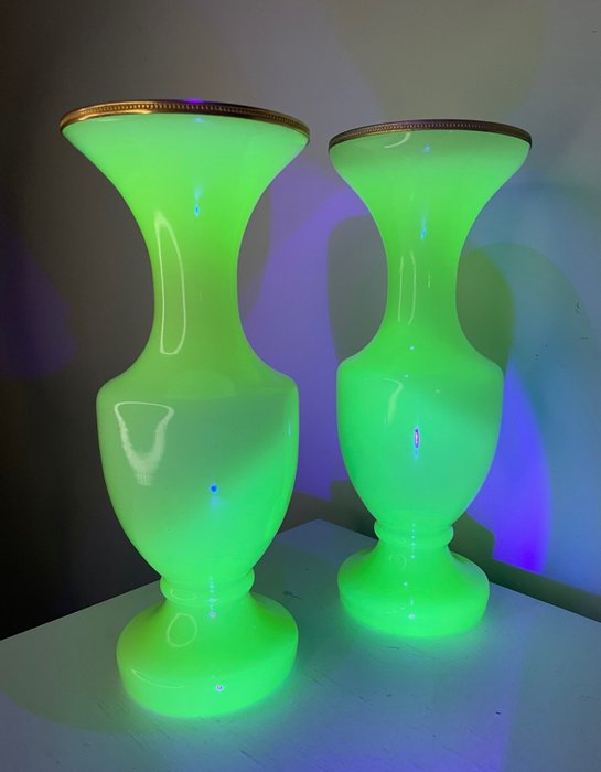 Vase (2)  - Opales Uranglas / Uranglas und gerändelte Bronze