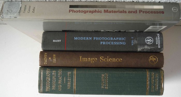 Verschillende auteurs - Vier Engelse boeken over de wetenschappelijke en praktische kanten van de fotografie. - 1942-1986