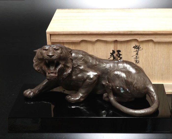 Bronze - Maked 'Daihō (Ōmine)' 大峰 - Okimono de tigre féroce, signé - avec inscription tomobako - Période Showa