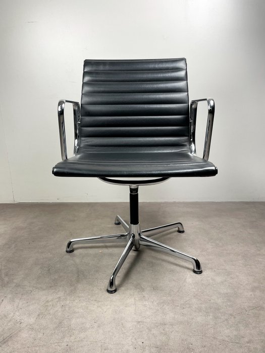 ICF - Charles Eames, Ray Eames - Cadeira - EA108 - Alumínio, Pele
