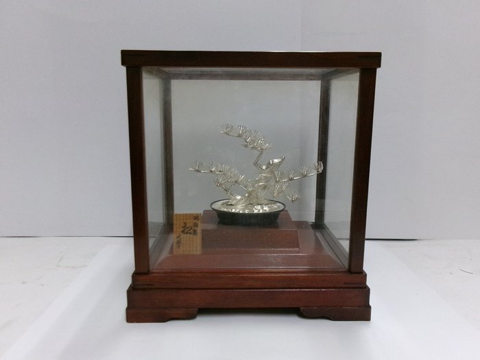 Japan. Der Baum der Kiefer aus Sterlingsilber. #46g/ 1,62oz. MITUNORIs Arbeit - Shōwa Zeit (1926-1989)