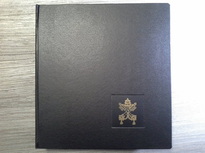 Ciudad del Vaticano 1975/1995 - En álbumes y hojas de Marine, gran acumulación de material postal nuevo y cancelado el primer día,