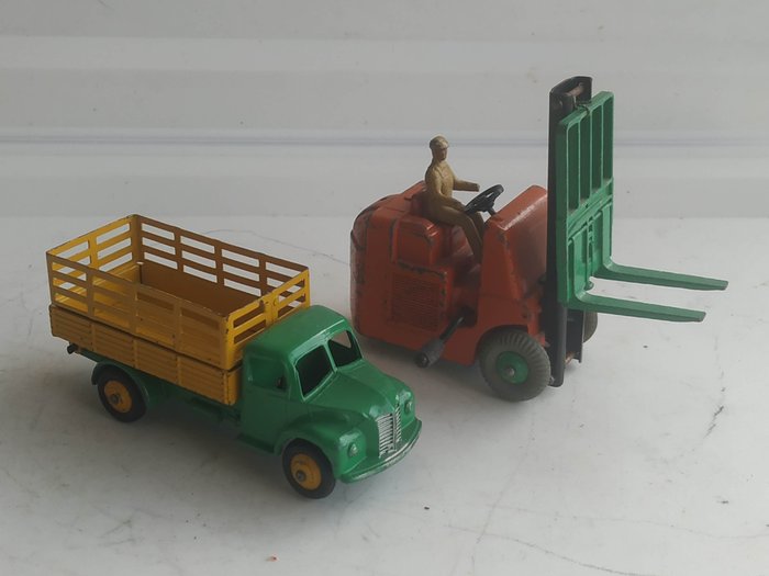 Dinky Toys 1:48 - 2 - Machine agricole miniature - Original Issue New First Post War Series  "DODGE" Farm Produce Wagon no. 30N - 1950 - Chariot élévateur original Coventry "CLIMAX" n° 14C - 1949