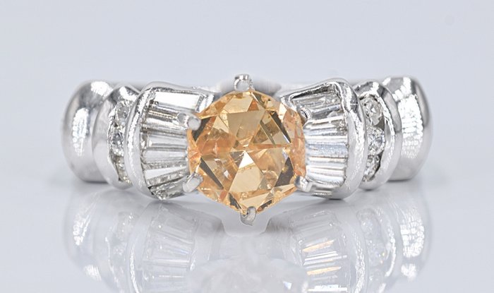 没有保留价 - 1.46 ct Diamonds - 0.85 ct central Natural Fancy Diamond 戒指 - 白金 
