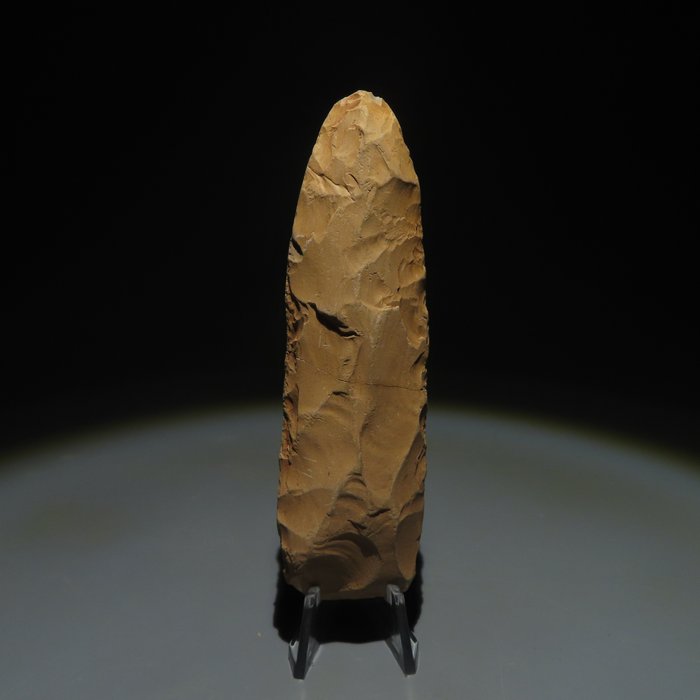 新石器时代 石头 工具。公元前 3000-2000 年。长 9.8 厘米。
