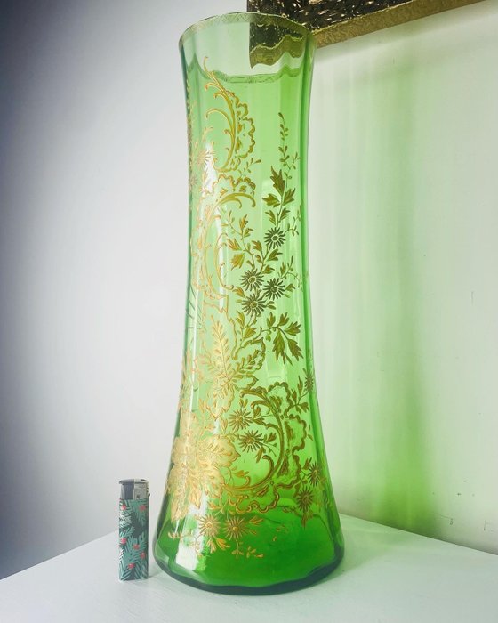 Montjoye - F.T. Legras - Vase -  46 cm – Langer Kragen mit ausgestellter Basis – Blumendekoration  - Ouralinglas / Uranglas mit Feingold bemalt