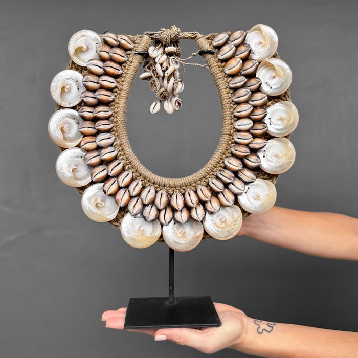 Decoratief ornament (1) - NO RESERVE PRICE - SN20 - Decorative shell necklace on a custom stand - Iriserende parelschelpen, bruine schelpen en natuurlijke vezels - Indonesië