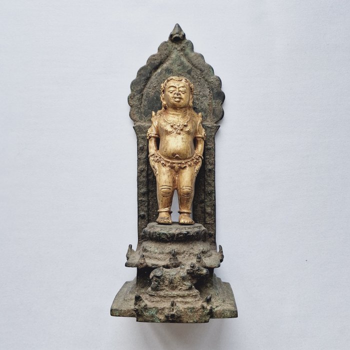 Ősi jávai, Majapahit Aranyozott bronz Shiva gyermekként a bikaállványon - 233 mm