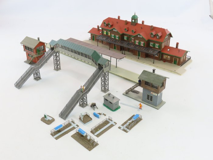 Faller, Pola, Vollmer H0轨 - 47502/120109 - 模型火车建筑物 (8) - 车站、2个信号箱、人行天桥、站台及其他轨道配件