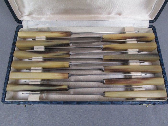 Bestik sæt - 12 middagsknive - Blanco Frankrig omkring 1910 - polerede hornskafter - klinge i rustfrit stål