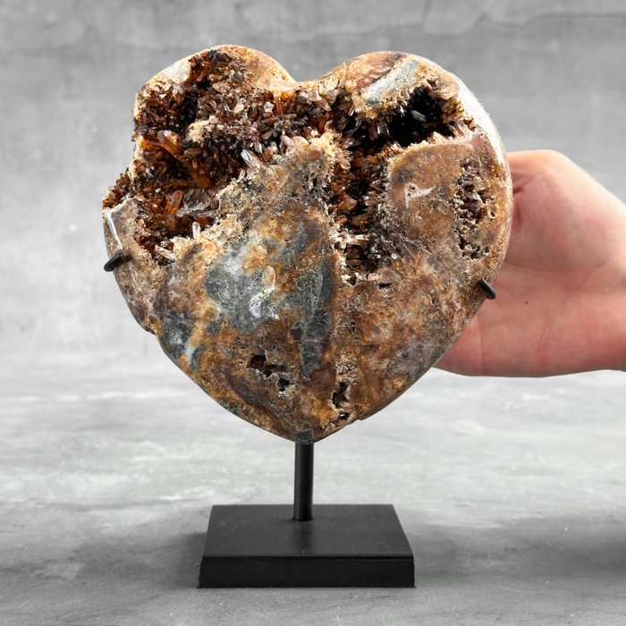 SIN PRECIO DE RESERVA - Hermosa forma de corazón de cuarzo cristalino en un soporte - Cristal - Altura: 19 cm - Ancho: 13 cm- 1900 g - (1)