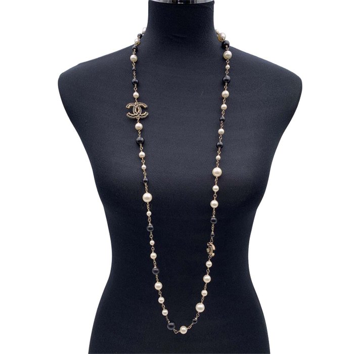 Chanel - Gold Metal Long Necklace CC Logos Black and White Pearls - Halskæde