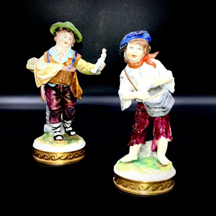 Aelteste Volkstedter, Rudolstadt - Porcelain Merchant and Newspaper Boy - Statuetta - Porcellana